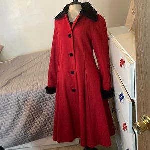 Red coat with black fur from Trilogi Collections. Size M in childrens.